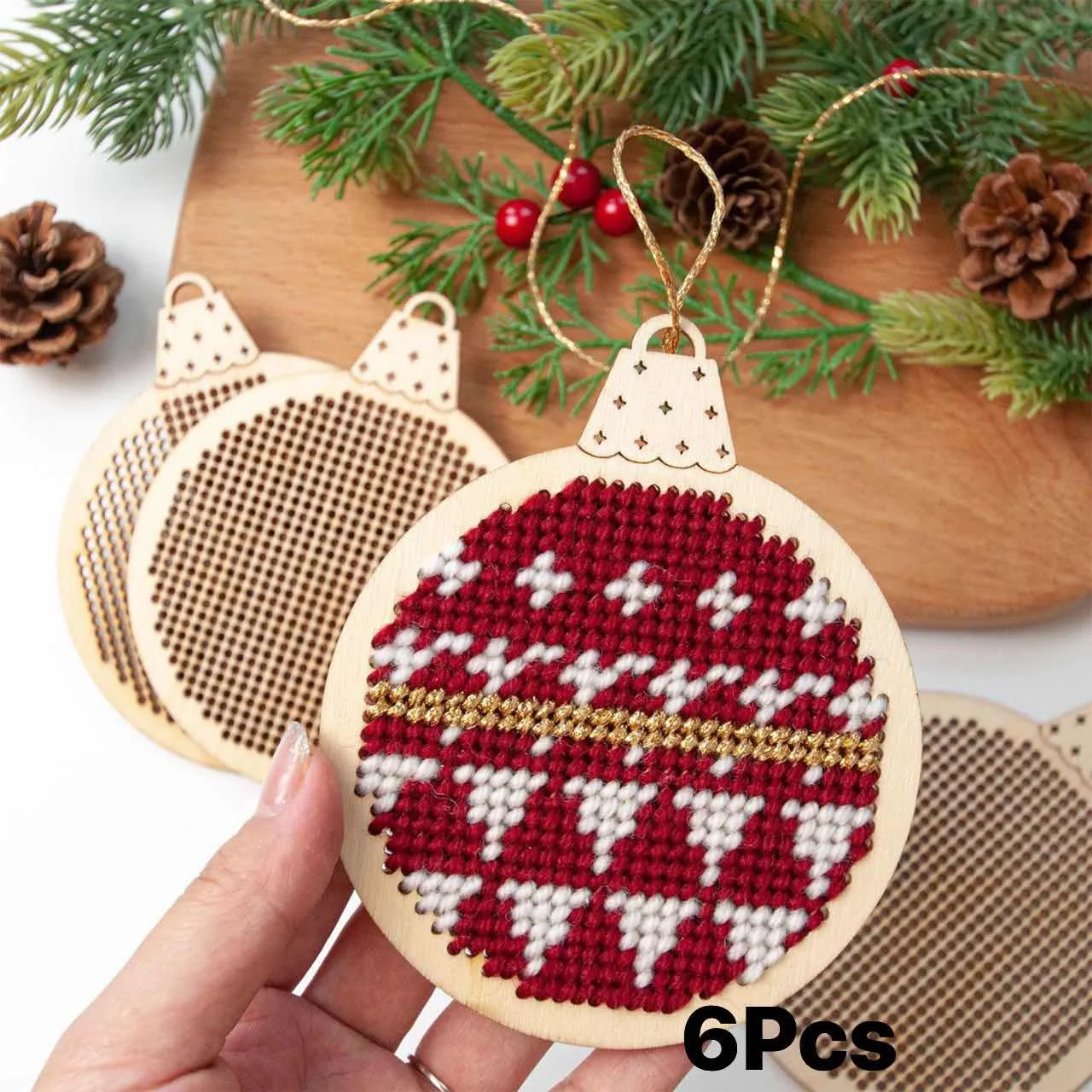 Embroidery Xmas Decorations - 12 قطعة من قطع الخشب المنحوتة