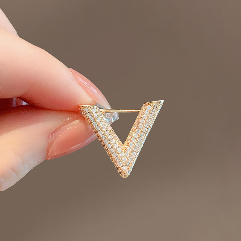 دبوس زينة صغير على شكل حرف V م - مراجعة Embroidery Initials وسعره