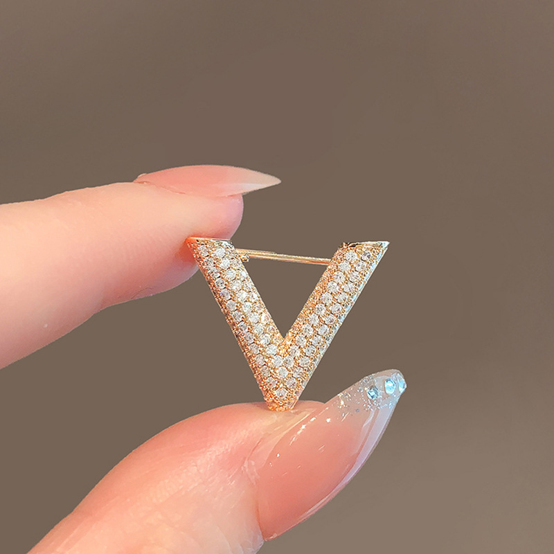 دبوس زينة صغير على شكل حرف V م - مراجعة Embroidery Initials وسعره
